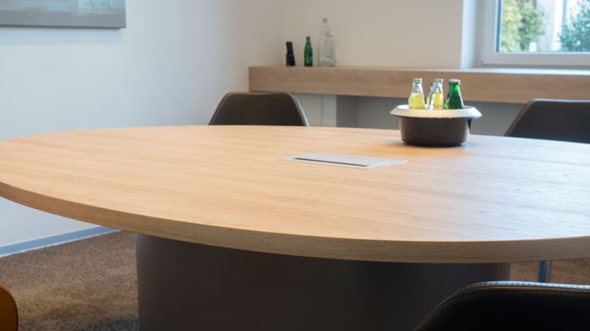 Tisch im Besprechungsraum