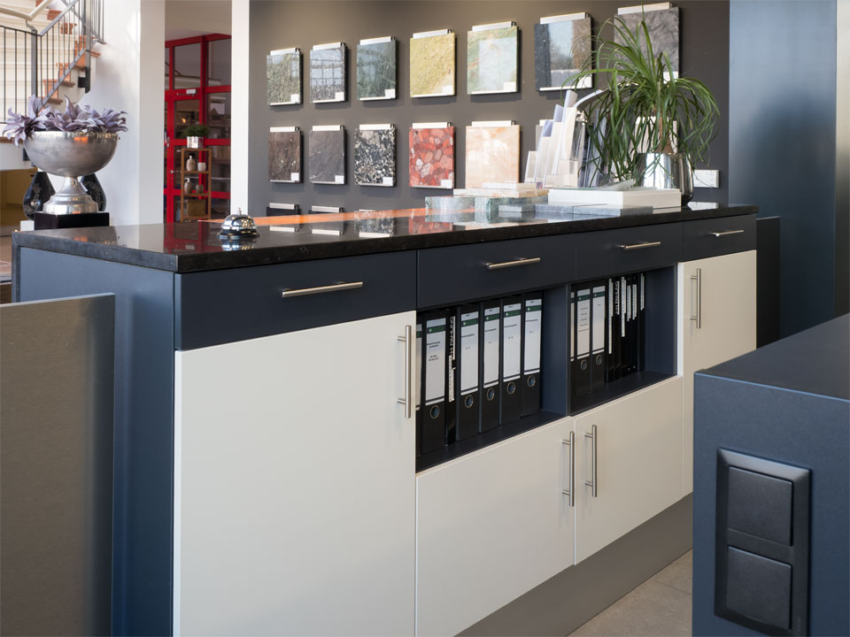 Kundentheke und Aktenschrank
